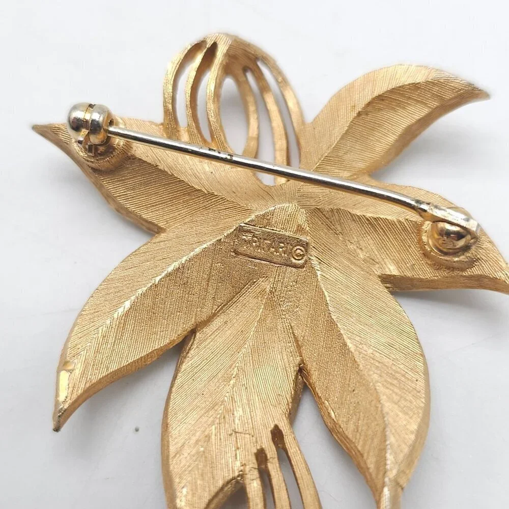 Vintage Crown Trifari Leaf Bushel Gold Tone Brush Textured Brooch Pin